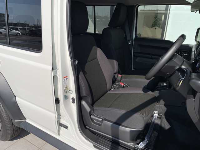 スズキ ジムニー ノマド FC 愛知県 2025(令7)年 0.1千km 白 登録済未使用車/スズキセーフティサポート/レーダークルーズコントロール/シートヒーター/純正アルミホイール/４ＷＤ/LEDヘッドライト/レーンキープアシスト/オートマチックハイビーム/衝突軽減システム/ステアリングスイッチ/スマートキー/プッシュスタート