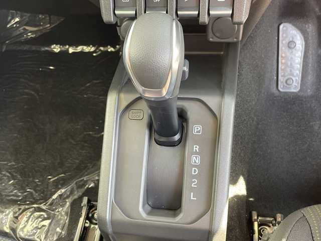 スズキ ジムニー ノマド FC 愛知県 2025(令7)年 0.1千km 白 登録済未使用車/スズキセーフティサポート/レーダークルーズコントロール/シートヒーター/純正アルミホイール/４ＷＤ/LEDヘッドライト/レーンキープアシスト/オートマチックハイビーム/衝突軽減システム/ステアリングスイッチ/スマートキー/プッシュスタート