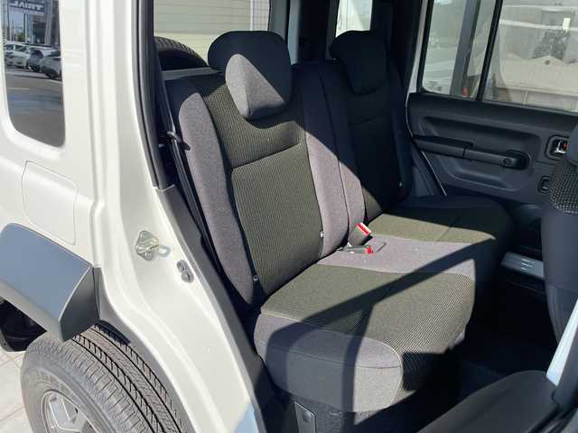 スズキ ジムニー ノマド FC 愛知県 2025(令7)年 0.1千km 白 登録済未使用車/スズキセーフティサポート/レーダークルーズコントロール/シートヒーター/純正アルミホイール/４ＷＤ/LEDヘッドライト/レーンキープアシスト/オートマチックハイビーム/衝突軽減システム/ステアリングスイッチ/スマートキー/プッシュスタート