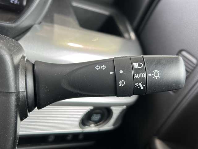 スズキ スペーシア ギア HYBRID XZ 静岡県 2021(令3)年 1.9万km シフォンアイボリーM 純正ナビ/・FM/AM/・SD/・iPod/・フルセグTV/・USB/・Bluetooth/・Memory Music/・CD/DVD/主要装備/・全方位カメラ　/・レーダークルコン/・ヘッドアップディスプレイ/・両側パワースライドドア/・コーナーセンサー/・運転席+助手席シートヒーター/・デュアルカメラブレーキサポート/・レーンキープアシスト/・横滑り防止装置/・ビルトインＥＴＣ/・運転席・助手席・サイドエアバッグ/・ステアリングスイッチ/・LEDヘッドライト