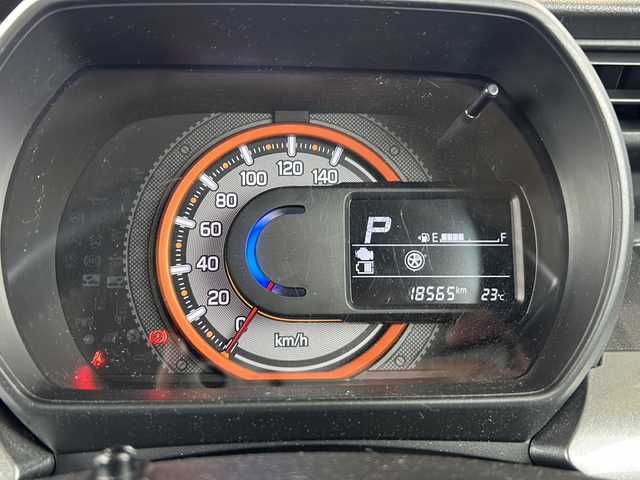 スズキ スペーシア ギア HYBRID XZ 静岡県 2021(令3)年 1.9万km シフォンアイボリーM 純正ナビ/・FM/AM/・SD/・iPod/・フルセグTV/・USB/・Bluetooth/・Memory Music/・CD/DVD/主要装備/・全方位カメラ　/・レーダークルコン/・ヘッドアップディスプレイ/・両側パワースライドドア/・コーナーセンサー/・運転席+助手席シートヒーター/・デュアルカメラブレーキサポート/・レーンキープアシスト/・横滑り防止装置/・ビルトインＥＴＣ/・運転席・助手席・サイドエアバッグ/・ステアリングスイッチ/・LEDヘッドライト