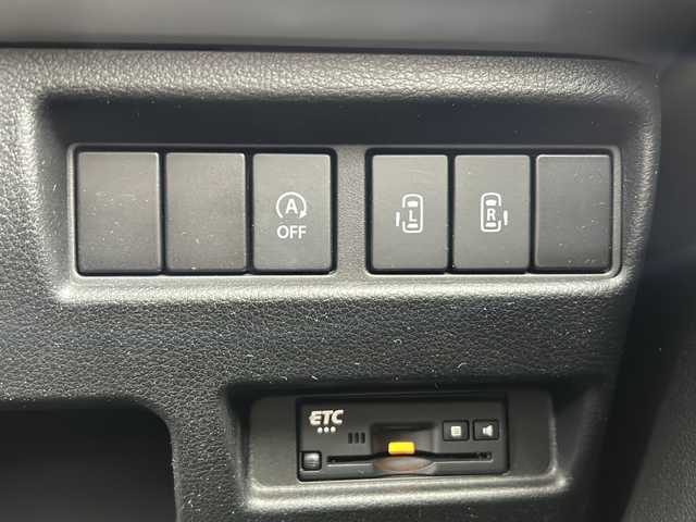 スズキ スペーシア ギア HYBRID XZ 静岡県 2021(令3)年 1.9万km シフォンアイボリーM 純正ナビ/・FM/AM/・SD/・iPod/・フルセグTV/・USB/・Bluetooth/・Memory Music/・CD/DVD/主要装備/・全方位カメラ　/・レーダークルコン/・ヘッドアップディスプレイ/・両側パワースライドドア/・コーナーセンサー/・運転席+助手席シートヒーター/・デュアルカメラブレーキサポート/・レーンキープアシスト/・横滑り防止装置/・ビルトインＥＴＣ/・運転席・助手席・サイドエアバッグ/・ステアリングスイッチ/・LEDヘッドライト