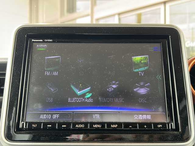 スズキ スペーシア ギア HYBRID XZ 静岡県 2021(令3)年 1.9万km シフォンアイボリーM 純正ナビ/・FM/AM/・SD/・iPod/・フルセグTV/・USB/・Bluetooth/・Memory Music/・CD/DVD/主要装備/・全方位カメラ　/・レーダークルコン/・ヘッドアップディスプレイ/・両側パワースライドドア/・コーナーセンサー/・運転席+助手席シートヒーター/・デュアルカメラブレーキサポート/・レーンキープアシスト/・横滑り防止装置/・ビルトインＥＴＣ/・運転席・助手席・サイドエアバッグ/・ステアリングスイッチ/・LEDヘッドライト