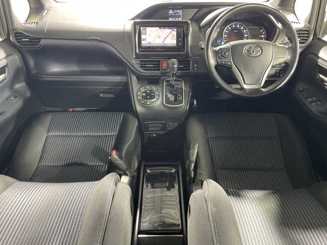 トヨタ ヴォクシー ZS 神奈川県 2014(平26)年 6.7万km ブラック 純正７型SDナビゲーション【NSZN-W64T】/純正リアエンターテーメント【後席モニター】/両側電動スライドドア【サンシェード】/フルセグ　CD DVD　AM FM Bluetooth　HDMI　SDREC　USB/アイドリングストップ/革巻きステアリング/ステアリングスイッチ【オーディオ】/社外前方ドライブレコーダー/ビルトインETC/プッシュスタート/スマートキー/LEDヘッドランプ/オートライト/フロントフォグランプ/純正16インチアルミホイール/純正サイドシル　リアスポイラー/電格ウインカーミラー
