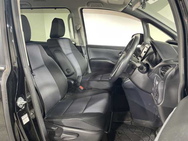 トヨタ ヴォクシー ZS 神奈川県 2014(平26)年 6.7万km ブラック 純正７型SDナビゲーション【NSZN-W64T】/純正リアエンターテーメント【後席モニター】/両側電動スライドドア【サンシェード】/フルセグ　CD DVD　AM FM Bluetooth　HDMI　SDREC　USB/アイドリングストップ/革巻きステアリング/ステアリングスイッチ【オーディオ】/社外前方ドライブレコーダー/ビルトインETC/プッシュスタート/スマートキー/LEDヘッドランプ/オートライト/フロントフォグランプ/純正16インチアルミホイール/純正サイドシル　リアスポイラー/電格ウインカーミラー