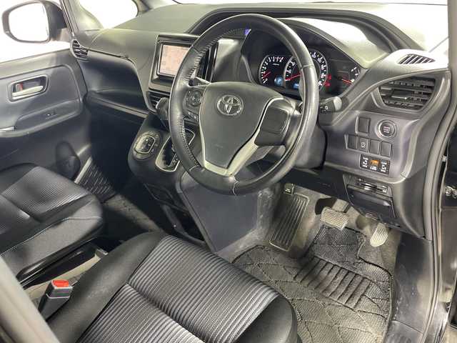 トヨタ ヴォクシー ZS 神奈川県 2014(平26)年 6.7万km ブラック 純正７型SDナビゲーション【NSZN-W64T】/純正リアエンターテーメント【後席モニター】/両側電動スライドドア【サンシェード】/フルセグ　CD DVD　AM FM Bluetooth　HDMI　SDREC　USB/アイドリングストップ/革巻きステアリング/ステアリングスイッチ【オーディオ】/社外前方ドライブレコーダー/ビルトインETC/プッシュスタート/スマートキー/LEDヘッドランプ/オートライト/フロントフォグランプ/純正16インチアルミホイール/純正サイドシル　リアスポイラー/電格ウインカーミラー