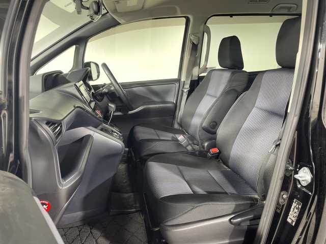 トヨタ ヴォクシー ZS 神奈川県 2014(平26)年 6.7万km ブラック 純正７型SDナビゲーション【NSZN-W64T】/純正リアエンターテーメント【後席モニター】/両側電動スライドドア【サンシェード】/フルセグ　CD DVD　AM FM Bluetooth　HDMI　SDREC　USB/アイドリングストップ/革巻きステアリング/ステアリングスイッチ【オーディオ】/社外前方ドライブレコーダー/ビルトインETC/プッシュスタート/スマートキー/LEDヘッドランプ/オートライト/フロントフォグランプ/純正16インチアルミホイール/純正サイドシル　リアスポイラー/電格ウインカーミラー