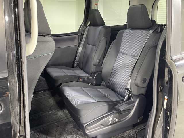 トヨタ ヴォクシー ZS 神奈川県 2014(平26)年 6.7万km ブラック 純正７型SDナビゲーション【NSZN-W64T】/純正リアエンターテーメント【後席モニター】/両側電動スライドドア【サンシェード】/フルセグ　CD DVD　AM FM Bluetooth　HDMI　SDREC　USB/アイドリングストップ/革巻きステアリング/ステアリングスイッチ【オーディオ】/社外前方ドライブレコーダー/ビルトインETC/プッシュスタート/スマートキー/LEDヘッドランプ/オートライト/フロントフォグランプ/純正16インチアルミホイール/純正サイドシル　リアスポイラー/電格ウインカーミラー