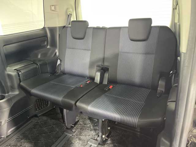 トヨタ ヴォクシー ZS 神奈川県 2014(平26)年 6.7万km ブラック 純正７型SDナビゲーション【NSZN-W64T】/純正リアエンターテーメント【後席モニター】/両側電動スライドドア【サンシェード】/フルセグ　CD DVD　AM FM Bluetooth　HDMI　SDREC　USB/アイドリングストップ/革巻きステアリング/ステアリングスイッチ【オーディオ】/社外前方ドライブレコーダー/ビルトインETC/プッシュスタート/スマートキー/LEDヘッドランプ/オートライト/フロントフォグランプ/純正16インチアルミホイール/純正サイドシル　リアスポイラー/電格ウインカーミラー
