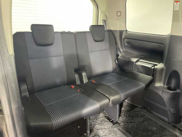 トヨタ ヴォクシー ZS 神奈川県 2014(平26)年 6.7万km ブラック 純正７型SDナビゲーション【NSZN-W64T】/純正リアエンターテーメント【後席モニター】/両側電動スライドドア【サンシェード】/フルセグ　CD DVD　AM FM Bluetooth　HDMI　SDREC　USB/アイドリングストップ/革巻きステアリング/ステアリングスイッチ【オーディオ】/社外前方ドライブレコーダー/ビルトインETC/プッシュスタート/スマートキー/LEDヘッドランプ/オートライト/フロントフォグランプ/純正16インチアルミホイール/純正サイドシル　リアスポイラー/電格ウインカーミラー