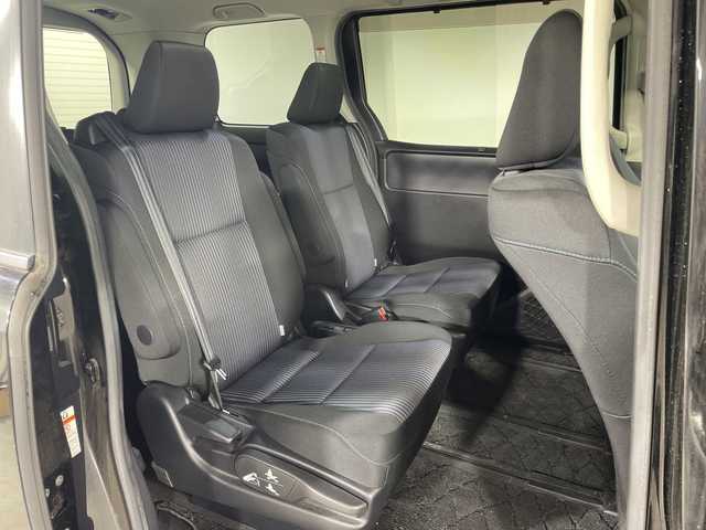 トヨタ ヴォクシー ZS 神奈川県 2014(平26)年 6.7万km ブラック 純正７型SDナビゲーション【NSZN-W64T】/純正リアエンターテーメント【後席モニター】/両側電動スライドドア【サンシェード】/フルセグ　CD DVD　AM FM Bluetooth　HDMI　SDREC　USB/アイドリングストップ/革巻きステアリング/ステアリングスイッチ【オーディオ】/社外前方ドライブレコーダー/ビルトインETC/プッシュスタート/スマートキー/LEDヘッドランプ/オートライト/フロントフォグランプ/純正16インチアルミホイール/純正サイドシル　リアスポイラー/電格ウインカーミラー