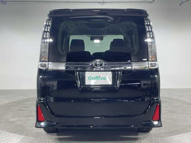 トヨタ ヴォクシー ZS 神奈川県 2014(平26)年 6.7万km ブラック 純正７型SDナビゲーション【NSZN-W64T】/純正リアエンターテーメント【後席モニター】/両側電動スライドドア【サンシェード】/フルセグ　CD DVD　AM FM Bluetooth　HDMI　SDREC　USB/アイドリングストップ/革巻きステアリング/ステアリングスイッチ【オーディオ】/社外前方ドライブレコーダー/ビルトインETC/プッシュスタート/スマートキー/LEDヘッドランプ/オートライト/フロントフォグランプ/純正16インチアルミホイール/純正サイドシル　リアスポイラー/電格ウインカーミラー