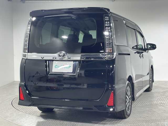 トヨタ ヴォクシー ZS 神奈川県 2014(平26)年 6.7万km ブラック 純正７型SDナビゲーション【NSZN-W64T】/純正リアエンターテーメント【後席モニター】/両側電動スライドドア【サンシェード】/フルセグ　CD DVD　AM FM Bluetooth　HDMI　SDREC　USB/アイドリングストップ/革巻きステアリング/ステアリングスイッチ【オーディオ】/社外前方ドライブレコーダー/ビルトインETC/プッシュスタート/スマートキー/LEDヘッドランプ/オートライト/フロントフォグランプ/純正16インチアルミホイール/純正サイドシル　リアスポイラー/電格ウインカーミラー