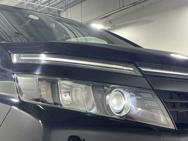 トヨタ ヴォクシー ZS 神奈川県 2014(平26)年 6.7万km ブラック 純正７型SDナビゲーション【NSZN-W64T】/純正リアエンターテーメント【後席モニター】/両側電動スライドドア【サンシェード】/フルセグ　CD DVD　AM FM Bluetooth　HDMI　SDREC　USB/アイドリングストップ/革巻きステアリング/ステアリングスイッチ【オーディオ】/社外前方ドライブレコーダー/ビルトインETC/プッシュスタート/スマートキー/LEDヘッドランプ/オートライト/フロントフォグランプ/純正16インチアルミホイール/純正サイドシル　リアスポイラー/電格ウインカーミラー