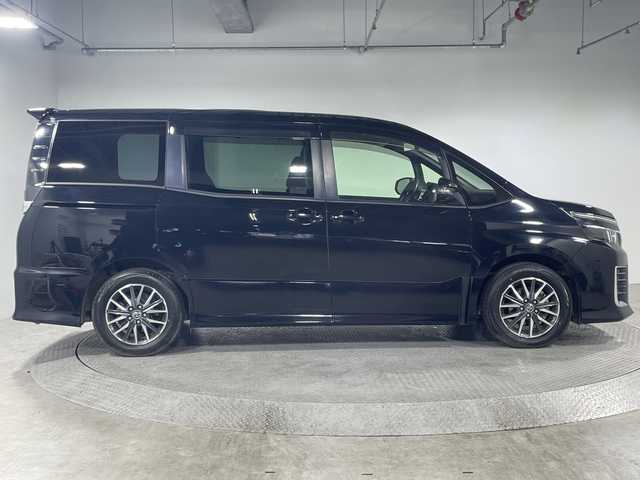 トヨタ ヴォクシー ZS 神奈川県 2014(平26)年 6.7万km ブラック 純正７型SDナビゲーション【NSZN-W64T】/純正リアエンターテーメント【後席モニター】/両側電動スライドドア【サンシェード】/フルセグ　CD DVD　AM FM Bluetooth　HDMI　SDREC　USB/アイドリングストップ/革巻きステアリング/ステアリングスイッチ【オーディオ】/社外前方ドライブレコーダー/ビルトインETC/プッシュスタート/スマートキー/LEDヘッドランプ/オートライト/フロントフォグランプ/純正16インチアルミホイール/純正サイドシル　リアスポイラー/電格ウインカーミラー