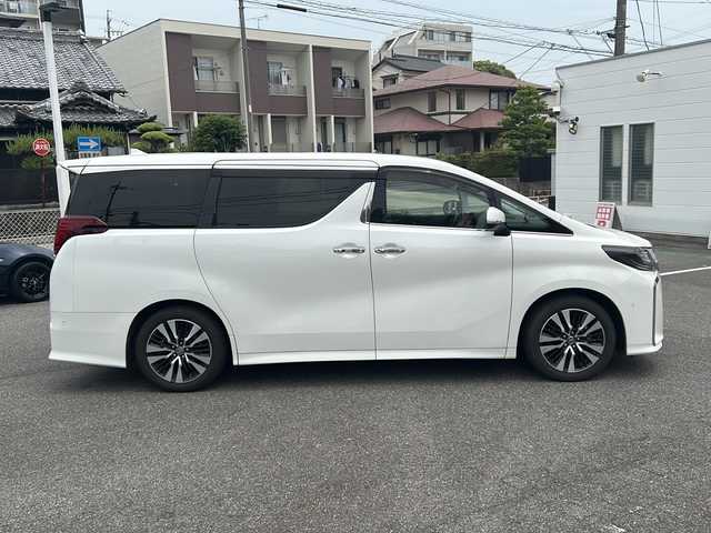 トヨタ アルファード S Cパッケージ 愛知県 2021(令3)年 1.7万km ホワイトパールクリスタルシャイン /禁煙車/ワンオーナー//メーカーＯＰナビ//ＪＢＬサウンド//フルセグＴＶ//Bluetooth//CD・DVDプレーヤー//パノラミックビューモニター//ビルトインETC2.0//純正フリップダウンモニター//デジタルインナーミラー//前後ドライブレコーダー（CD-20）//インテリジェントパーキングアシスト//プリクラッシュセーフティ//レーントレーシングアシスト//クリアランスソナー//ブラインドスポットモニター//レーダークルーズコントロール//両側パワースライドドア//パワーバックドア//前席パワーシート（D席メモリ付き）//前席シートヒーター//前席シートベンチレーション//ステアリングヒーター//電動パーキング//純正１８インチアルミ//3眼LEDオートライト//オートマチックハイビーム//社外フロアマット//純正ドアバイザー//AC100V電源//新車保証書/取扱説明書//スペアキー