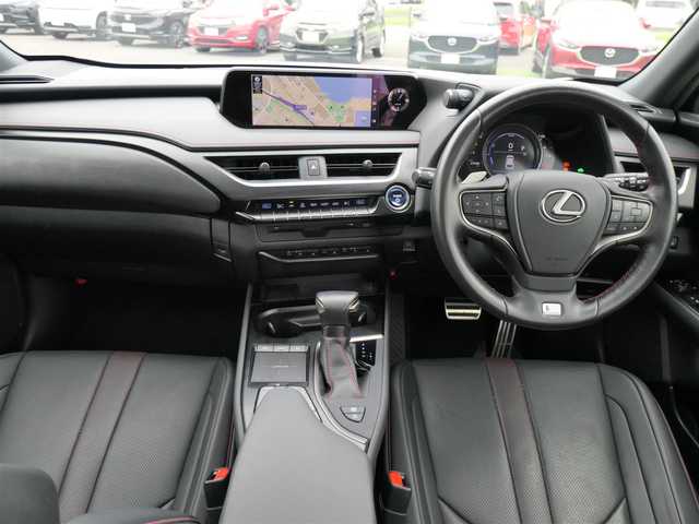 レクサス ＵＸ 250h Fスポーツ 千葉県 2019(令1)年 2.4万km ホワイトノーヴァガラスフレーク Lexus Safety System+/・プリクラッシュセーフティ/・レーンディパーチャーアラート/・オートハイビーム/・レーダークルーズコントロール/・ブラインドスポットモニタリング/ASC(アクティブサウンドコントロール)/ムーンルーフ/ブラックレザーシート/前席パワーシート/エアシート/シートヒーター/純正SDナビ/地デジTV/【DVD/CD再生機能　Bluetooth接続】/パノラミックビューモニター/ドライブレコーダー（DRT-H68A）/革巻きステアリング/ステアリングヒーター/ステアリングスイッチ/パドルシフト/ETC（2.0）/LEDヘッドライト/フォグライト/ウインカーミラー/クリアランスソナー/純正18インチアルミホイル/サイド/カーテンエアバッグ/スマートキー