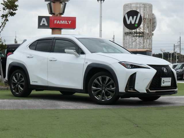 レクサス ＵＸ 250h Fスポーツ 千葉県 2019(令1)年 2.4万km ホワイトノーヴァガラスフレーク Lexus Safety System+/・プリクラッシュセーフティ/・レーンディパーチャーアラート/・オートハイビーム/・レーダークルーズコントロール/・ブラインドスポットモニタリング/ASC(アクティブサウンドコントロール)/ムーンルーフ/ブラックレザーシート/前席パワーシート/エアシート/シートヒーター/純正SDナビ/地デジTV/【DVD/CD再生機能　Bluetooth接続】/パノラミックビューモニター/ドライブレコーダー（DRT-H68A）/革巻きステアリング/ステアリングヒーター/ステアリングスイッチ/パドルシフト/ETC（2.0）/LEDヘッドライト/フォグライト/ウインカーミラー/クリアランスソナー/純正18インチアルミホイル/サイド/カーテンエアバッグ/スマートキー