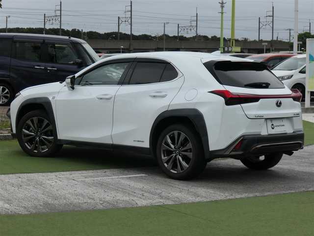 レクサス ＵＸ 250h Fスポーツ 千葉県 2019(令1)年 2.4万km ホワイトノーヴァガラスフレーク Lexus Safety System+/・プリクラッシュセーフティ/・レーンディパーチャーアラート/・オートハイビーム/・レーダークルーズコントロール/・ブラインドスポットモニタリング/ASC(アクティブサウンドコントロール)/ムーンルーフ/ブラックレザーシート/前席パワーシート/エアシート/シートヒーター/純正SDナビ/地デジTV/【DVD/CD再生機能　Bluetooth接続】/パノラミックビューモニター/ドライブレコーダー（DRT-H68A）/革巻きステアリング/ステアリングヒーター/ステアリングスイッチ/パドルシフト/ETC（2.0）/LEDヘッドライト/フォグライト/ウインカーミラー/クリアランスソナー/純正18インチアルミホイル/サイド/カーテンエアバッグ/スマートキー