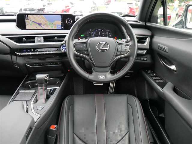 レクサス ＵＸ 250h Fスポーツ 千葉県 2019(令1)年 2.4万km ホワイトノーヴァガラスフレーク Lexus Safety System+/・プリクラッシュセーフティ/・レーンディパーチャーアラート/・オートハイビーム/・レーダークルーズコントロール/・ブラインドスポットモニタリング/ASC(アクティブサウンドコントロール)/ムーンルーフ/ブラックレザーシート/前席パワーシート/エアシート/シートヒーター/純正SDナビ/地デジTV/【DVD/CD再生機能　Bluetooth接続】/パノラミックビューモニター/ドライブレコーダー（DRT-H68A）/革巻きステアリング/ステアリングヒーター/ステアリングスイッチ/パドルシフト/ETC（2.0）/LEDヘッドライト/フォグライト/ウインカーミラー/クリアランスソナー/純正18インチアルミホイル/サイド/カーテンエアバッグ/スマートキー