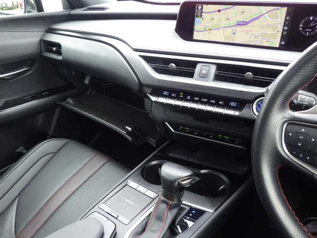 レクサス ＵＸ 250h Fスポーツ 千葉県 2019(令1)年 2.4万km ホワイトノーヴァガラスフレーク Lexus Safety System+/・プリクラッシュセーフティ/・レーンディパーチャーアラート/・オートハイビーム/・レーダークルーズコントロール/・ブラインドスポットモニタリング/ASC(アクティブサウンドコントロール)/ムーンルーフ/ブラックレザーシート/前席パワーシート/エアシート/シートヒーター/純正SDナビ/地デジTV/【DVD/CD再生機能　Bluetooth接続】/パノラミックビューモニター/ドライブレコーダー（DRT-H68A）/革巻きステアリング/ステアリングヒーター/ステアリングスイッチ/パドルシフト/ETC（2.0）/LEDヘッドライト/フォグライト/ウインカーミラー/クリアランスソナー/純正18インチアルミホイル/サイド/カーテンエアバッグ/スマートキー