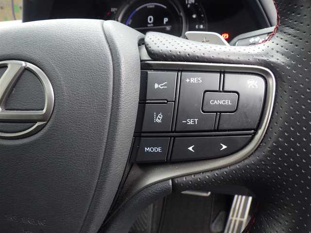 レクサス ＵＸ 250h Fスポーツ 千葉県 2019(令1)年 2.4万km ホワイトノーヴァガラスフレーク Lexus Safety System+/・プリクラッシュセーフティ/・レーンディパーチャーアラート/・オートハイビーム/・レーダークルーズコントロール/・ブラインドスポットモニタリング/ASC(アクティブサウンドコントロール)/ムーンルーフ/ブラックレザーシート/前席パワーシート/エアシート/シートヒーター/純正SDナビ/地デジTV/【DVD/CD再生機能　Bluetooth接続】/パノラミックビューモニター/ドライブレコーダー（DRT-H68A）/革巻きステアリング/ステアリングヒーター/ステアリングスイッチ/パドルシフト/ETC（2.0）/LEDヘッドライト/フォグライト/ウインカーミラー/クリアランスソナー/純正18インチアルミホイル/サイド/カーテンエアバッグ/スマートキー