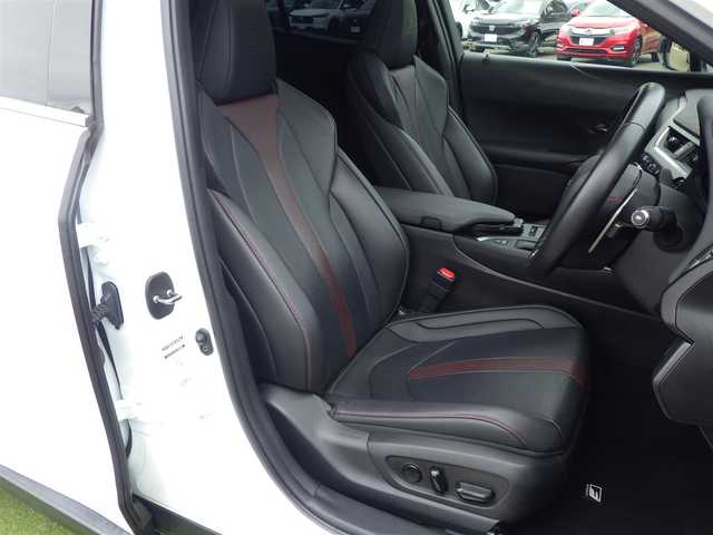 レクサス ＵＸ 250h Fスポーツ 千葉県 2019(令1)年 2.4万km ホワイトノーヴァガラスフレーク Lexus Safety System+/・プリクラッシュセーフティ/・レーンディパーチャーアラート/・オートハイビーム/・レーダークルーズコントロール/・ブラインドスポットモニタリング/ASC(アクティブサウンドコントロール)/ムーンルーフ/ブラックレザーシート/前席パワーシート/エアシート/シートヒーター/純正SDナビ/地デジTV/【DVD/CD再生機能　Bluetooth接続】/パノラミックビューモニター/ドライブレコーダー（DRT-H68A）/革巻きステアリング/ステアリングヒーター/ステアリングスイッチ/パドルシフト/ETC（2.0）/LEDヘッドライト/フォグライト/ウインカーミラー/クリアランスソナー/純正18インチアルミホイル/サイド/カーテンエアバッグ/スマートキー