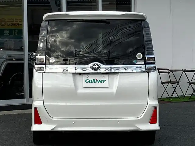 トヨタ ヴォクシー ZS 煌Ⅱ 山口県 2019(平31)年 1.8万km ホワイトパールクリスタルシャイン 純正SDナビ＆フルセグTV/　＆バックカメラ＆後席/　フリップダウンモニター/フロアマット/純正ドアバイザー/純正16インチアルミ/両側パワースライドドア/LEDオートライト/オートハイビーム/LEDフォグ/クルーズコントロール/ビルトインETC2.0