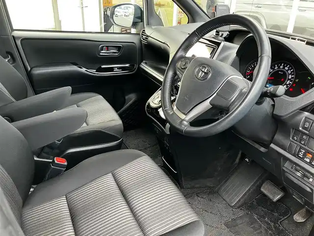 トヨタ ヴォクシー ZS 煌Ⅱ 山口県 2019(平31)年 1.8万km ホワイトパールクリスタルシャイン 純正SDナビ＆フルセグTV/　＆バックカメラ＆後席/　フリップダウンモニター/フロアマット/純正ドアバイザー/純正16インチアルミ/両側パワースライドドア/LEDオートライト/オートハイビーム/LEDフォグ/クルーズコントロール/ビルトインETC2.0