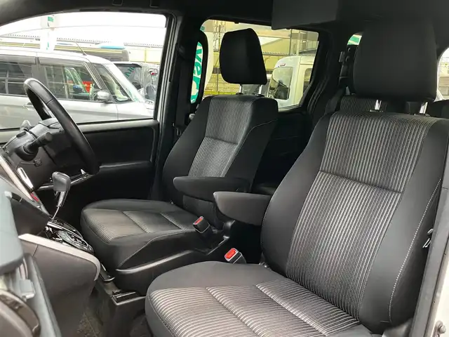 トヨタ ヴォクシー ZS 煌Ⅱ 山口県 2019(平31)年 1.8万km ホワイトパールクリスタルシャイン 純正SDナビ＆フルセグTV/　＆バックカメラ＆後席/　フリップダウンモニター/フロアマット/純正ドアバイザー/純正16インチアルミ/両側パワースライドドア/LEDオートライト/オートハイビーム/LEDフォグ/クルーズコントロール/ビルトインETC2.0