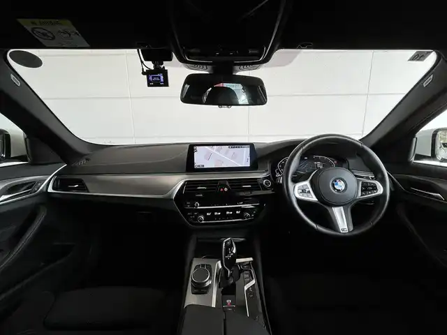 ＢＭＷ ５２３ｄ xDrive Mスピリット 山形県 2020(令2)年 2.8万km アルピンホワイトⅢ 外部検査実施済み/４WD/ターボ/Apple car play/純正HDDナビ/(Bluetooth/USB/フルセグTV)/全周囲カメラ/ビルトインETC/前後ドライブレコーダー/前席パワーシート/BMWドライビングアシスト/・高速道路渋滞時ハンズ・オフ・アシスト機能/・リバース・アシスト/・衝突回避・被害軽減ブレーキ（事故回避アシスト付）/・BMW ジェスチャー・コントロール/・インテグレイテッド・アクティブ・ステアリング/・ステアリング&レーン・コントロール・アシスト/・レーン・ディパーチャー・ウォーニング/・レーン・チェンジ・ウォーニング/・アダプティブ LED ヘッドライト/・アクティブ・クルーズ・コントロール/・アクティブ・サイド・コリジョン・プロテクション/・クロス・トラフィック・ウォーニング/・前車接近警告機能/・後車追突警告機能/横滑り防止機能/ヘッドアップディスプレイ/純正18インチアルミホイール/スマートキー/LEDヘッドライト/カーテンエアバック/純正フロアマット/スペアキー1本/保証書/取扱説明書