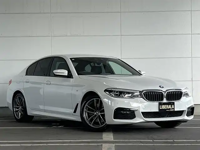 ＢＭＷ ５２３ｄ xDrive Mスピリット 山形県 2020(令2)年 2.8万km アルピンホワイトⅢ 外部検査実施済み/４WD/ターボ/Apple car play/純正HDDナビ/(Bluetooth/USB/フルセグTV)/全周囲カメラ/ビルトインETC/前後ドライブレコーダー/前席パワーシート/BMWドライビングアシスト/・高速道路渋滞時ハンズ・オフ・アシスト機能/・リバース・アシスト/・衝突回避・被害軽減ブレーキ（事故回避アシスト付）/・BMW ジェスチャー・コントロール/・インテグレイテッド・アクティブ・ステアリング/・ステアリング&レーン・コントロール・アシスト/・レーン・ディパーチャー・ウォーニング/・レーン・チェンジ・ウォーニング/・アダプティブ LED ヘッドライト/・アクティブ・クルーズ・コントロール/・アクティブ・サイド・コリジョン・プロテクション/・クロス・トラフィック・ウォーニング/・前車接近警告機能/・後車追突警告機能/横滑り防止機能/ヘッドアップディスプレイ/純正18インチアルミホイール/スマートキー/LEDヘッドライト/カーテンエアバック/純正フロアマット/スペアキー1本/保証書/取扱説明書