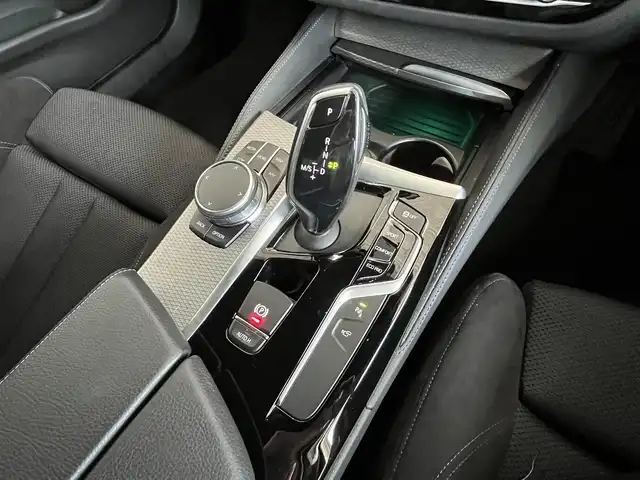 ＢＭＷ ５２３ｄ xDrive Mスピリット 山形県 2020(令2)年 2.8万km アルピンホワイトⅢ 外部検査実施済み/４WD/ターボ/Apple car play/純正HDDナビ/(Bluetooth/USB/フルセグTV)/全周囲カメラ/ビルトインETC/前後ドライブレコーダー/前席パワーシート/BMWドライビングアシスト/・高速道路渋滞時ハンズ・オフ・アシスト機能/・リバース・アシスト/・衝突回避・被害軽減ブレーキ（事故回避アシスト付）/・BMW ジェスチャー・コントロール/・インテグレイテッド・アクティブ・ステアリング/・ステアリング&レーン・コントロール・アシスト/・レーン・ディパーチャー・ウォーニング/・レーン・チェンジ・ウォーニング/・アダプティブ LED ヘッドライト/・アクティブ・クルーズ・コントロール/・アクティブ・サイド・コリジョン・プロテクション/・クロス・トラフィック・ウォーニング/・前車接近警告機能/・後車追突警告機能/横滑り防止機能/ヘッドアップディスプレイ/純正18インチアルミホイール/スマートキー/LEDヘッドライト/カーテンエアバック/純正フロアマット/スペアキー1本/保証書/取扱説明書