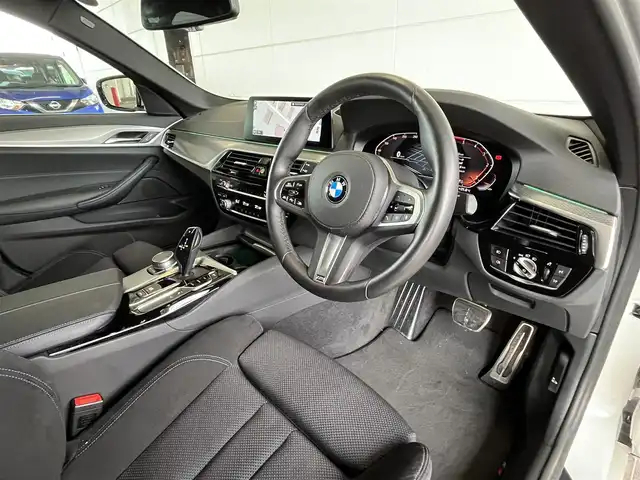 ＢＭＷ ５２３ｄ xDrive Mスピリット 山形県 2020(令2)年 2.8万km アルピンホワイトⅢ 外部検査実施済み/４WD/ターボ/Apple car play/純正HDDナビ/(Bluetooth/USB/フルセグTV)/全周囲カメラ/ビルトインETC/前後ドライブレコーダー/前席パワーシート/BMWドライビングアシスト/・高速道路渋滞時ハンズ・オフ・アシスト機能/・リバース・アシスト/・衝突回避・被害軽減ブレーキ（事故回避アシスト付）/・BMW ジェスチャー・コントロール/・インテグレイテッド・アクティブ・ステアリング/・ステアリング&レーン・コントロール・アシスト/・レーン・ディパーチャー・ウォーニング/・レーン・チェンジ・ウォーニング/・アダプティブ LED ヘッドライト/・アクティブ・クルーズ・コントロール/・アクティブ・サイド・コリジョン・プロテクション/・クロス・トラフィック・ウォーニング/・前車接近警告機能/・後車追突警告機能/横滑り防止機能/ヘッドアップディスプレイ/純正18インチアルミホイール/スマートキー/LEDヘッドライト/カーテンエアバック/純正フロアマット/スペアキー1本/保証書/取扱説明書