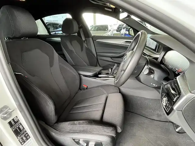 ＢＭＷ ５２３ｄ xDrive Mスピリット 山形県 2020(令2)年 2.8万km アルピンホワイトⅢ 外部検査実施済み/４WD/ターボ/Apple car play/純正HDDナビ/(Bluetooth/USB/フルセグTV)/全周囲カメラ/ビルトインETC/前後ドライブレコーダー/前席パワーシート/BMWドライビングアシスト/・高速道路渋滞時ハンズ・オフ・アシスト機能/・リバース・アシスト/・衝突回避・被害軽減ブレーキ（事故回避アシスト付）/・BMW ジェスチャー・コントロール/・インテグレイテッド・アクティブ・ステアリング/・ステアリング&レーン・コントロール・アシスト/・レーン・ディパーチャー・ウォーニング/・レーン・チェンジ・ウォーニング/・アダプティブ LED ヘッドライト/・アクティブ・クルーズ・コントロール/・アクティブ・サイド・コリジョン・プロテクション/・クロス・トラフィック・ウォーニング/・前車接近警告機能/・後車追突警告機能/横滑り防止機能/ヘッドアップディスプレイ/純正18インチアルミホイール/スマートキー/LEDヘッドライト/カーテンエアバック/純正フロアマット/スペアキー1本/保証書/取扱説明書