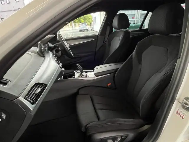 ＢＭＷ ５２３ｄ xDrive Mスピリット 山形県 2020(令2)年 2.8万km アルピンホワイトⅢ 外部検査実施済み/４WD/ターボ/Apple car play/純正HDDナビ/(Bluetooth/USB/フルセグTV)/全周囲カメラ/ビルトインETC/前後ドライブレコーダー/前席パワーシート/BMWドライビングアシスト/・高速道路渋滞時ハンズ・オフ・アシスト機能/・リバース・アシスト/・衝突回避・被害軽減ブレーキ（事故回避アシスト付）/・BMW ジェスチャー・コントロール/・インテグレイテッド・アクティブ・ステアリング/・ステアリング&レーン・コントロール・アシスト/・レーン・ディパーチャー・ウォーニング/・レーン・チェンジ・ウォーニング/・アダプティブ LED ヘッドライト/・アクティブ・クルーズ・コントロール/・アクティブ・サイド・コリジョン・プロテクション/・クロス・トラフィック・ウォーニング/・前車接近警告機能/・後車追突警告機能/横滑り防止機能/ヘッドアップディスプレイ/純正18インチアルミホイール/スマートキー/LEDヘッドライト/カーテンエアバック/純正フロアマット/スペアキー1本/保証書/取扱説明書