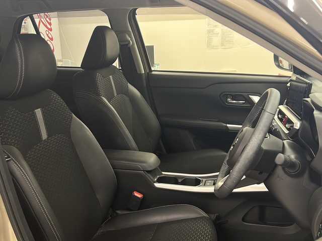 ダイハツ ロッキー プレミアム G 岐阜県 2023(令5)年 1.4万km ナチュラルベージュマイカM ４WD/寒冷地仕様/純正９型ディスプレイオーディオ/全方位モニター/AppleCarPlay/AndroidCarPlay/フルセグ視聴/ナビ連動ドライブレコーダー/スマートアシスト/レーダークルーズコントロール/車線逸脱防止/クリアランスソナー/ハーフレザーシート/前席シートヒーター/USBポート/HDMIポート/LEDヘッドライト/オートライト/電子パーキング/ブレーキホールド/プッシュスタート/スマートキー