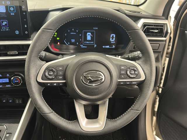 ダイハツ ロッキー プレミアム G 岐阜県 2023(令5)年 1.4万km ナチュラルベージュマイカM ４WD/寒冷地仕様/純正９型ディスプレイオーディオ/全方位モニター/AppleCarPlay/AndroidCarPlay/フルセグ視聴/ナビ連動ドライブレコーダー/スマートアシスト/レーダークルーズコントロール/車線逸脱防止/クリアランスソナー/ハーフレザーシート/前席シートヒーター/USBポート/HDMIポート/LEDヘッドライト/オートライト/電子パーキング/ブレーキホールド/プッシュスタート/スマートキー