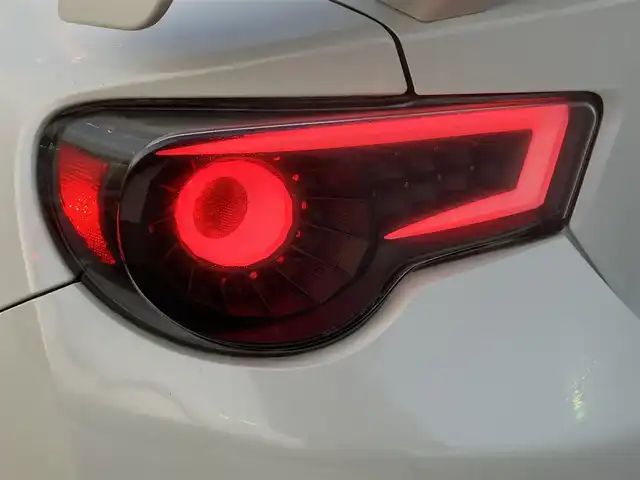 トヨタ ８６ GT リミテッド 三重県 2017(平29)年 4.9万km クリスタルホワイトパール 登録時走行距離48139km/TRDエアロF・S/TEIN車高調(ローダウン)/社外マフラー(ロッソモデロ)/社外18インチAW(レイズ)/社外テールランプ/♪純正SDナビ/ ・ワンセグ・BTオーディオ/ ・CD再生・SD/♪スマートキー/♪プッシュスタート/♪クルーズコントロール/♪ハーフレザーシート/♪前席シートヒーター /♪ドライブレコーダー/♪LEDヘッドライト/♪LEDフォグライト/♪オートライト/♪ヘッドライトレベライザー/♪革巻きステアリング/♪ステアリングスイッチ/♪フロアマット/♪スモークフィルム/♪電格ミラー/♪サイド/カーテンエアバック/純正テールランプ積み込み