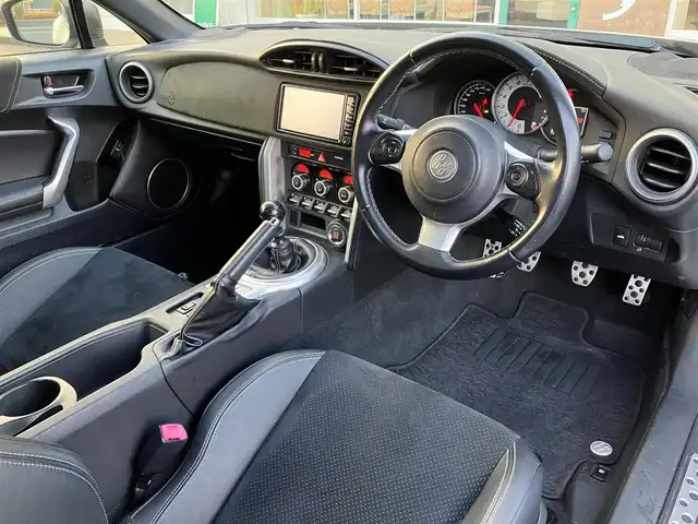 トヨタ ８６ GT リミテッド 三重県 2017(平29)年 4.9万km クリスタルホワイトパール 登録時走行距離48139km/TRDエアロF・S/TEIN車高調(ローダウン)/社外マフラー(ロッソモデロ)/社外18インチAW(レイズ)/社外テールランプ/♪純正SDナビ/ ・ワンセグ・BTオーディオ/ ・CD再生・SD/♪スマートキー/♪プッシュスタート/♪クルーズコントロール/♪ハーフレザーシート/♪前席シートヒーター /♪ドライブレコーダー/♪LEDヘッドライト/♪LEDフォグライト/♪オートライト/♪ヘッドライトレベライザー/♪革巻きステアリング/♪ステアリングスイッチ/♪フロアマット/♪スモークフィルム/♪電格ミラー/♪サイド/カーテンエアバック/純正テールランプ積み込み