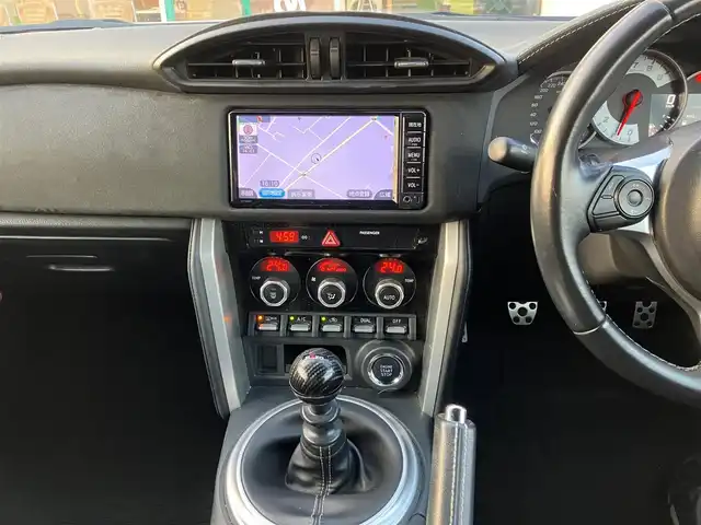 トヨタ ８６ GT リミテッド 三重県 2017(平29)年 4.9万km クリスタルホワイトパール 登録時走行距離48139km/TRDエアロF・S/TEIN車高調(ローダウン)/社外マフラー(ロッソモデロ)/社外18インチAW(レイズ)/社外テールランプ/♪純正SDナビ/ ・ワンセグ・BTオーディオ/ ・CD再生・SD/♪スマートキー/♪プッシュスタート/♪クルーズコントロール/♪ハーフレザーシート/♪前席シートヒーター /♪ドライブレコーダー/♪LEDヘッドライト/♪LEDフォグライト/♪オートライト/♪ヘッドライトレベライザー/♪革巻きステアリング/♪ステアリングスイッチ/♪フロアマット/♪スモークフィルム/♪電格ミラー/♪サイド/カーテンエアバック/純正テールランプ積み込み