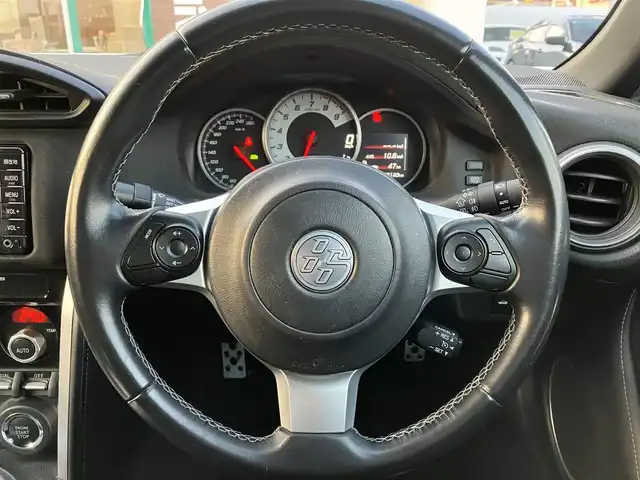 トヨタ ８６ GT リミテッド 三重県 2017(平29)年 4.9万km クリスタルホワイトパール 登録時走行距離48139km/TRDエアロF・S/TEIN車高調(ローダウン)/社外マフラー(ロッソモデロ)/社外18インチAW(レイズ)/社外テールランプ/♪純正SDナビ/ ・ワンセグ・BTオーディオ/ ・CD再生・SD/♪スマートキー/♪プッシュスタート/♪クルーズコントロール/♪ハーフレザーシート/♪前席シートヒーター /♪ドライブレコーダー/♪LEDヘッドライト/♪LEDフォグライト/♪オートライト/♪ヘッドライトレベライザー/♪革巻きステアリング/♪ステアリングスイッチ/♪フロアマット/♪スモークフィルム/♪電格ミラー/♪サイド/カーテンエアバック/純正テールランプ積み込み