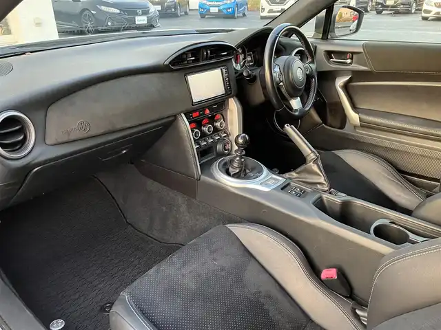 トヨタ ８６ GT リミテッド 三重県 2017(平29)年 4.9万km クリスタルホワイトパール 登録時走行距離48139km/TRDエアロF・S/TEIN車高調(ローダウン)/社外マフラー(ロッソモデロ)/社外18インチAW(レイズ)/社外テールランプ/♪純正SDナビ/ ・ワンセグ・BTオーディオ/ ・CD再生・SD/♪スマートキー/♪プッシュスタート/♪クルーズコントロール/♪ハーフレザーシート/♪前席シートヒーター /♪ドライブレコーダー/♪LEDヘッドライト/♪LEDフォグライト/♪オートライト/♪ヘッドライトレベライザー/♪革巻きステアリング/♪ステアリングスイッチ/♪フロアマット/♪スモークフィルム/♪電格ミラー/♪サイド/カーテンエアバック/純正テールランプ積み込み