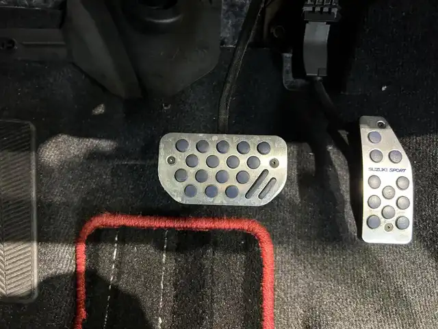 スズキ スイフト HYBRID RS 鹿児島県 2018(平30)年 8.6万km スーパーブラックパール セーフティパッケージ/デュアルセンサーブレーキ/アダプティブクルーズ/純正8インチSDナビ【CN-RZ83】/(AM.FM.Disc.フルセグTV.Bluetooth)/全方位カメラ/ETC/パドルシフト/運転席シートヒーター/ドライブレコーダー/プッシュスタート/スマートキー/オートライト(LEDヘッドライト)/柿本改マフラー/純正マフラー積込