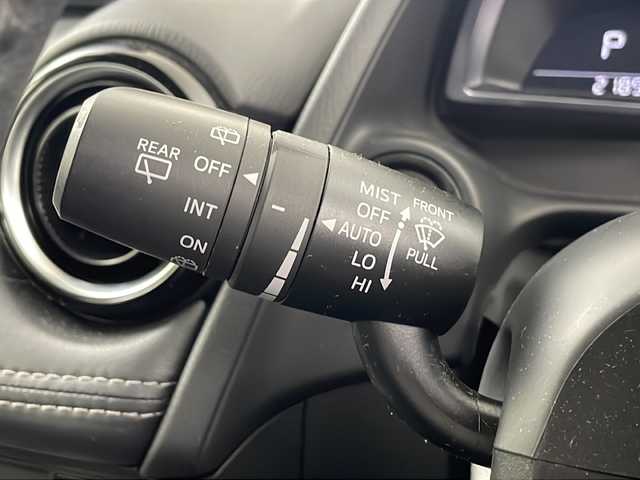 マツダ デミオ 13S ツーリング 埼玉県 2017(平29)年 2.2万km ソウルレッドクリスタルM 純正ナビ/(Bluetooth/CD/DVD/USB/AM/FM)/全方位カメラ/地デジフルセグ/前方ドライブレコーダー/ETC/ヘッドアップディスプレイ/車線逸脱警報/衝突軽減ブレーキ/クリアランスソナー/運転席・助手席シートヒーター/ドライブモードセレクト/アイドリングストップ/プッシュスタート/ステアリングリモコン/ウィンカー・電動格納ミラー/純正フロアマット/純正ドアバイザー/純正15インチアルミホイール