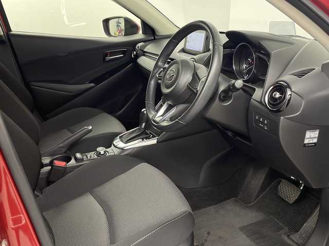 マツダ デミオ 13S ツーリング 埼玉県 2017(平29)年 2.2万km ソウルレッドクリスタルM 純正ナビ/(Bluetooth/CD/DVD/USB/AM/FM)/全方位カメラ/地デジフルセグ/前方ドライブレコーダー/ETC/ヘッドアップディスプレイ/車線逸脱警報/衝突軽減ブレーキ/クリアランスソナー/運転席・助手席シートヒーター/ドライブモードセレクト/アイドリングストップ/プッシュスタート/ステアリングリモコン/ウィンカー・電動格納ミラー/純正フロアマット/純正ドアバイザー/純正15インチアルミホイール