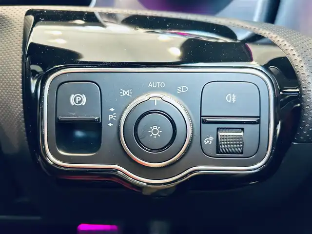 メルセデス・ベンツ ＣＬＡ２００ｄ AMGライン 大阪府 2019(令1)年 4.7万km デジタルホワイト レザーエクスクルーシブP/アドバンスドP/レーダーセーフティP/サンルーフ/HUD/ACC/赤黒革/メモリ付きパワーシート/シートヒーター/純正ナビ/ＴＶ/360度カメラ/純正18インチＡＷ/ＬＥＤヘッドライト/アンビエントライト/クリアランスソナー/ワイヤレス充電/ブラインドスポット