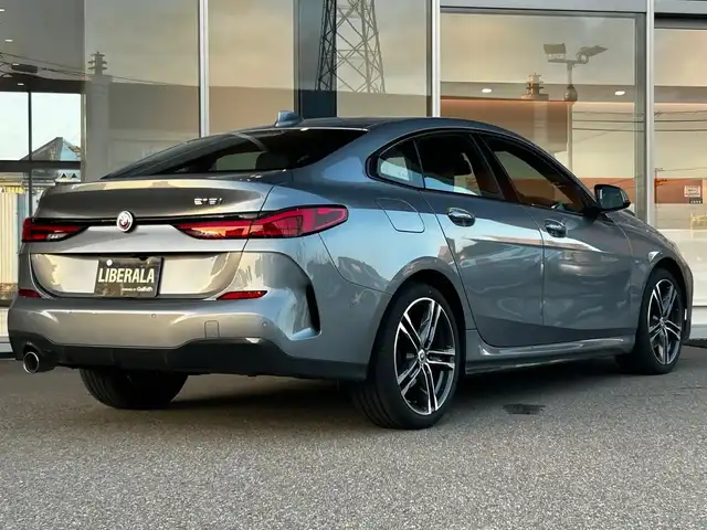 ＢＭＷ ２１８ｉ グランクーペ Mスポーツ 富山県 2022(令4)年 2.1万km グレーⅡ 純正HDDナビ/AM/FMラジオ/Bluetooth接続/AppleCarPlay/android　auto/MirrorLink/D/N席パワーシート/バックカメラ/コーナーセンサー/パーキングアシスト/衝突軽減装置/アイドリングストップ/ACC/ワイヤレス充電/ドライブレコーダー/アンビエントライト/純正18インチAW/ETC2.0/ETC