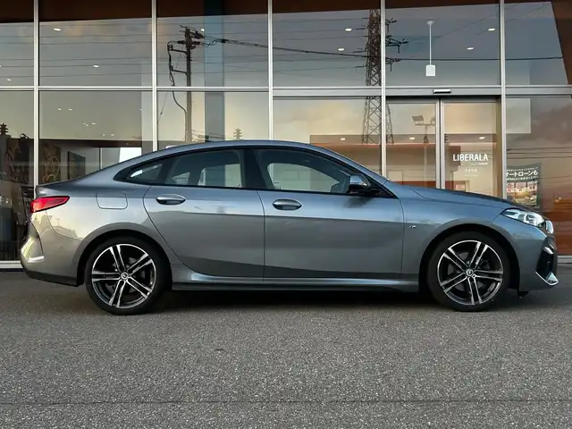 ＢＭＷ ２１８ｉ グランクーペ Mスポーツ 富山県 2022(令4)年 2.1万km グレーⅡ 純正HDDナビ/AM/FMラジオ/Bluetooth接続/AppleCarPlay/android　auto/MirrorLink/D/N席パワーシート/バックカメラ/コーナーセンサー/パーキングアシスト/衝突軽減装置/アイドリングストップ/ACC/ワイヤレス充電/ドライブレコーダー/アンビエントライト/純正18インチAW/ETC2.0/ETC