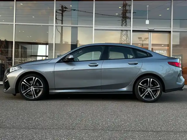 ＢＭＷ ２１８ｉ グランクーペ Mスポーツ 富山県 2022(令4)年 2.1万km グレーⅡ 純正HDDナビ/AM/FMラジオ/Bluetooth接続/AppleCarPlay/android　auto/MirrorLink/D/N席パワーシート/バックカメラ/コーナーセンサー/パーキングアシスト/衝突軽減装置/アイドリングストップ/ACC/ワイヤレス充電/ドライブレコーダー/アンビエントライト/純正18インチAW/ETC2.0/ETC